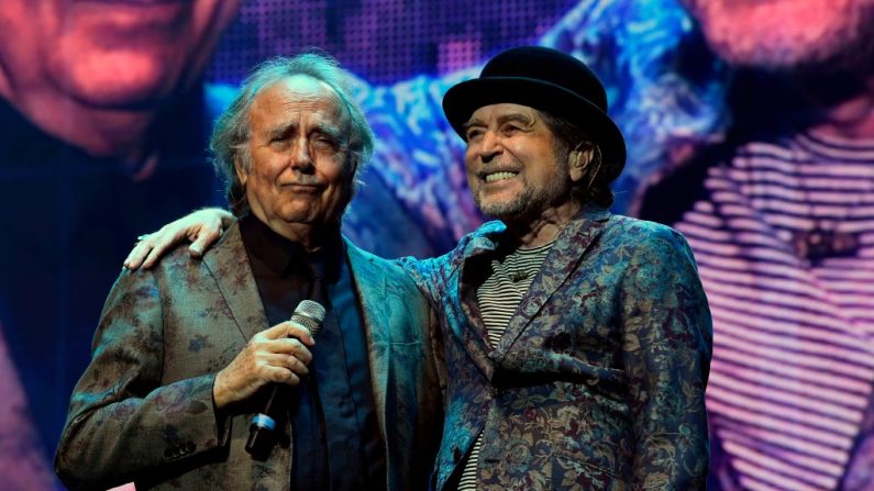 Los músicos españoles Joan Manuel Serrat (i) y Joaquín Sabina (d) se presentan durante su presentación en el Antel Arena de Montevideo, el 23 de noviembre de 2019. (PABLO PORCIUNCULA/AFP/ Getty Images)