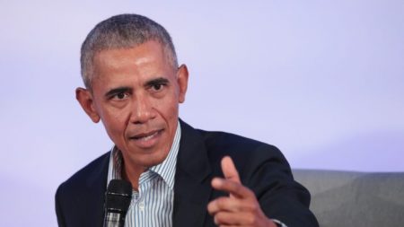 Obama pide a cadenas de televisión suspender anuncios donde usan sus palabras para atacar a Biden