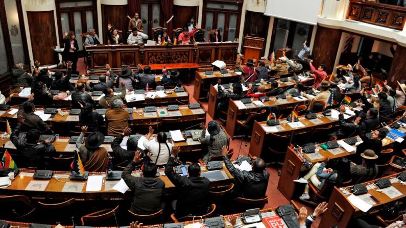 Los legisladores bolivianos se reúnen durante una sesión de la Asamblea Legislativa en la cual el reglamento para la elección de los miembros del Tribunal Supremo Electoral (TSE) fue aprobado en La Paz el 28 de noviembre de 2019. (JORGE BERNAL / AFP / Getty Images)