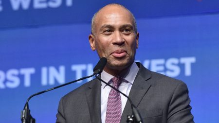 El exgobernador de Massachusetts Deval Patrick termina su campaña presidencial 2020