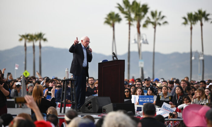 El candidato presidencial demócrata, el senador Bernie Sanders (I-Vt.), habla durante un mitin en el barrio de Venice Beach de Los Ángeles, California, el 21 de diciembre de 2019. (Robyn Beck/AFP vía Getty Images)
