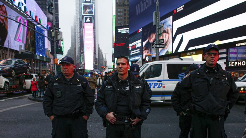 Oficiales de policía de Nueva York proveen seguridad en la protesta de activistas anti-guerra en Times Square el 4 de enero de 2020. (KENA BETANCUR/AFP vía Getty Images)
