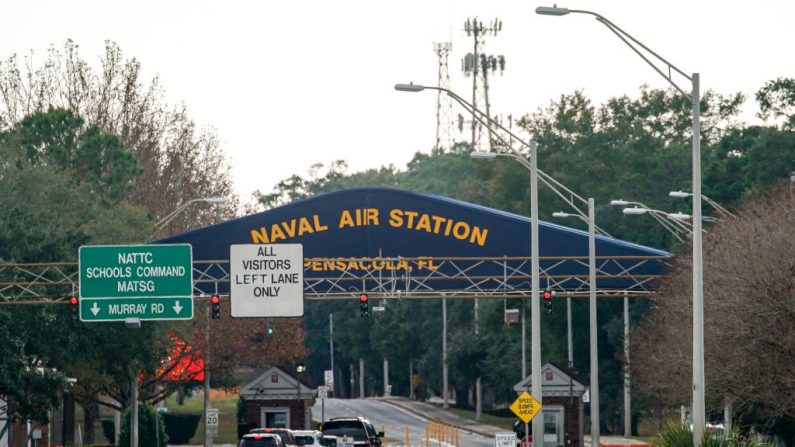 Una vista general de la atmósfera en la puerta principal de la Estación Aérea Naval de Pensacola después de un tiroteo el 6 de diciembre de 2019 en Pensacola, Florida (EE?UU.). (Josh Brasted / Getty Images)