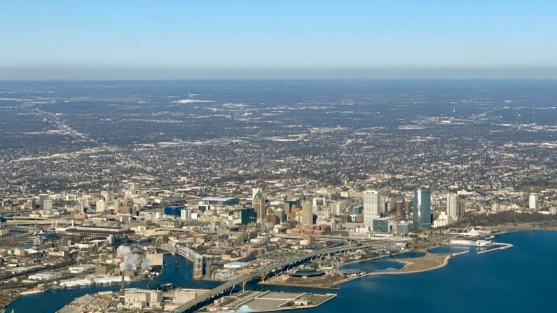Vista aérea de Milwaukee, Wisconsin, el 8 de enero de 2020. (DANIEL SLIM/AFP vía Getty Images)
