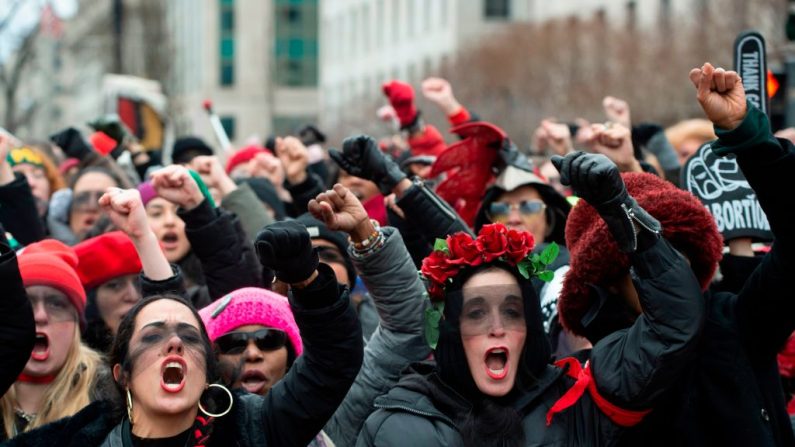 Mujeres inspiradas por el grupo feminista chileno "Las Tesis" bailan durante la 4ª Marcha Anual de las Mujeres en Washington, DC, el 18 de enero de 2020. (ROBERTO SCHMIDT/AFP vía Getty Images)