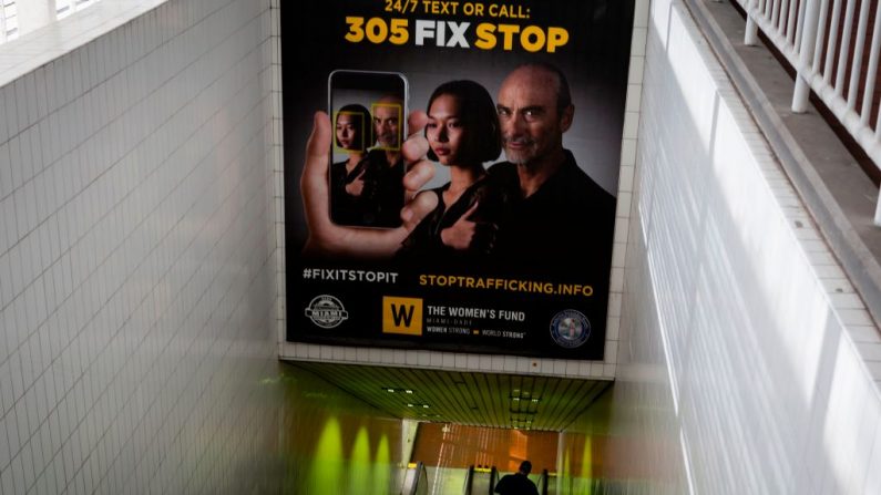 Vallas publicitarias que muestran una campaña contra el tráfico de personas se ven en la estación de Metrorail del Centro Knight en el centro de Miami el 9 de enero de 2020. (EVA MARIE UZCATEGUI/AFP vía Getty Images)