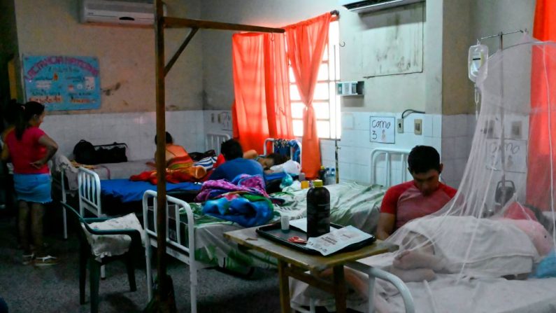 Los pacientes con fiebre del dengue reciben tratamiento en el hospital de Nemby, Paraguay, el 20 de enero de 2020. (NORBERTO DUARTE / AFP / Getty Images)