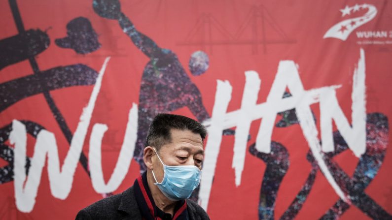 Un hombre lleva una máscara mientras camina por la calle el 22 de enero de 2020 en Wuhan, provincia de Hubei, China.  (Foto de Getty Images)