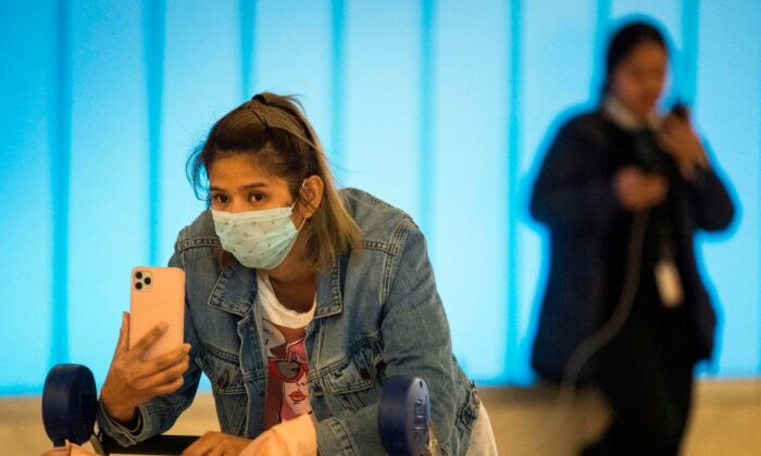 Pasajeros usan máscaras para protegerse contra la propagación del Coronavirus cuando llegan al Aeropuerto Internacional de Los Ángeles, California, el 22 de enero de 2020. (Mark Ralston/AFP vía Getty Images)