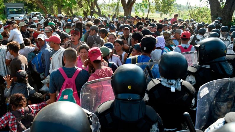 Los migrantes centroamericanos, que se dirigen en una caravana a los EE. UU., son bloqueados por miembros de la Guardia Nacional Mexicana en Ciudad Hidalgo, estado de Chiapas, México, el 23 de enero de 2020. (Alfredo Estrella / AFP / Getty Images)