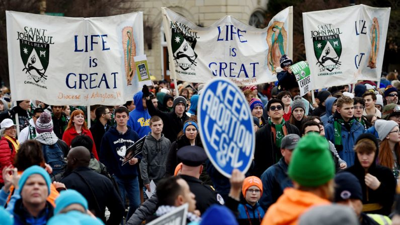 Activistas proelección y provida se manifiestan frente a la Corte Suprema de los Estados Unidos durante la 47ª Marcha anual por la Vida el 24 de enero de 2020 en Washington, DC. (OLIVIER DOULIERY/AFP vía Getty Images)