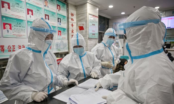 Miembros del personal médico trabajan en el Hospital de la Cruz Roja de Wuhan, China, el 25 de enero de 2020. (HECTOR RETAMAL/AFP vía Getty Images)