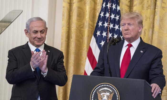 El presidente Donald Trump y el primer ministro israelí Benjamin Netanyahu participan en una declaración conjunta en el Salón Este de la Casa Blanca, el 28 de enero de 2020. (Sarah Silbiger/Getty Images)