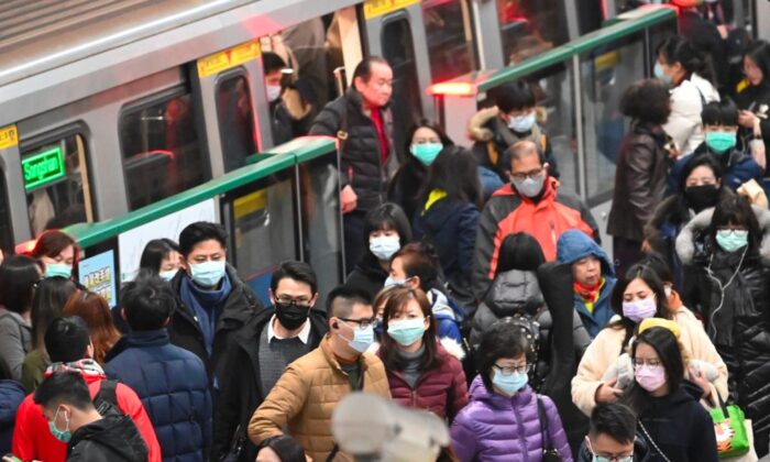 Los viajeros con máscaras se bajan de un tren en una parada de tránsito rápido masivo (MRT) en Taipei, el 30 de enero de 2020. (Sam Yeh/AFP a través de Getty Images)