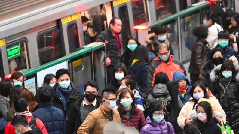 Viajeros con máscaras se bajan de un tren en una parada del Mass Rapid Transit (MRT) en Taipei después de las vacaciones del Año Nuevo Lunar el 30 de enero de 2020. (Sam Yeh/AFP vía Getty Images)