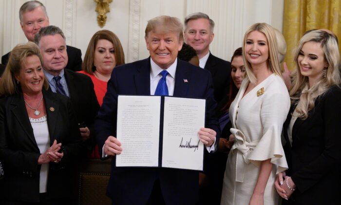 Firma de la orden ejecutiva sobre la lucha contra la trata de personas (2R) en la Sala Este de la Casa Blanca en Washington el 31 de enero de 2020. (Andrew Caballero-Reynolds/AFP a través de Getty Images)