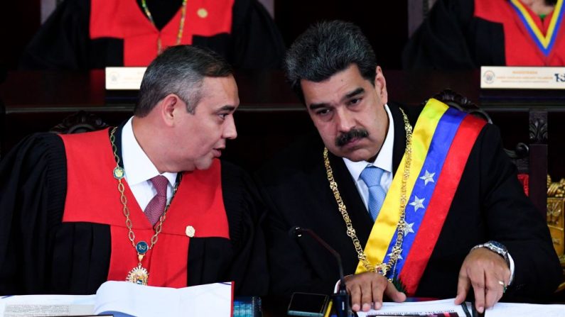 El lídere chavista venezolano, Nicolás Maduro (d), escucha al presidente de la Corte Suprema de Justicia Maikel Moreno (i), durante la ceremonia de apertura del año judicial en la Corte Suprema de Justicia en Caracas, el 31 de enero de 2020. (YURI CORTEZ / AFP / Getty Images)