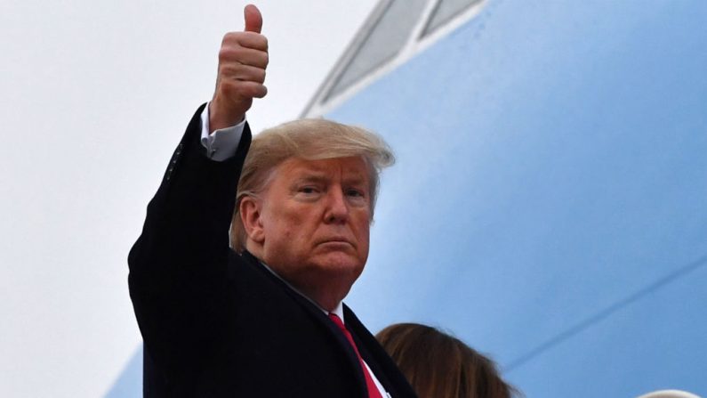 El Presidente de los Estados Unidos Donald Trump antes de subir al Air Force One para dirigirse a la Base Conjunta Andrews en Maryland, el 31 de enero de 2020. (NICHOLAS KAMM/AFP vía Getty Images)