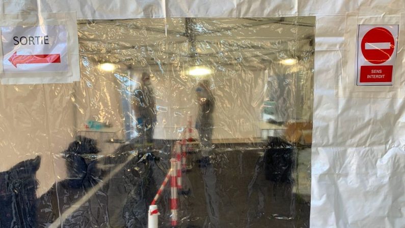 Personas vistas a través de una tienda de plástico transparente en el Vacanciel Holiday Resort de Carry-le-Rouet, cerca de Marsella, en el sur de Francia, el 1 de febrero de 2020, donde los ciudadanos franceses están en cuarentena tras su repatriación desde la zona de coronavirus en Wuhan, China. (Foto de Hector RETAMAL/AFP vía Getty Images)