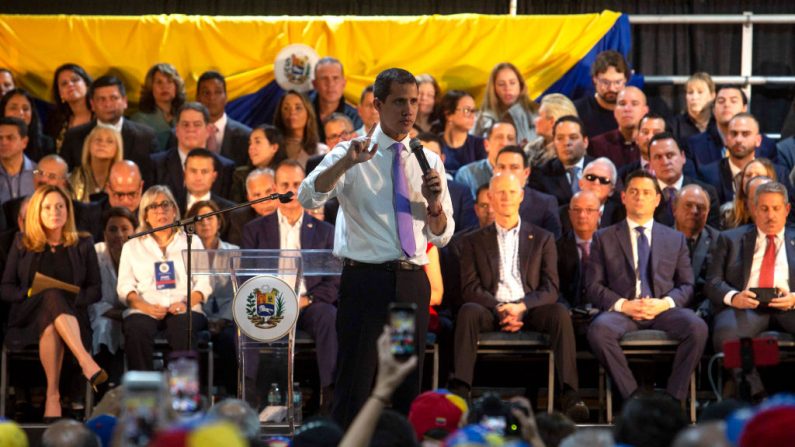 Juan Guaido, presidente encargado de Venezuela, habla en un evento el 1 de febrero de 2020 en Miami, Florida. (Saul Martinez / Getty Images)