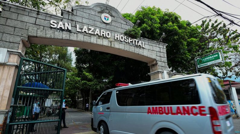 Una ambulancia entra por las puertas principales del Hospital San Lázaro en Manila el 2 de febrero de 2020. Filipinas reportó la primera muerte fuera de China por un nuevo coronavirus. (MARIA TAN/AFP via Getty Images)