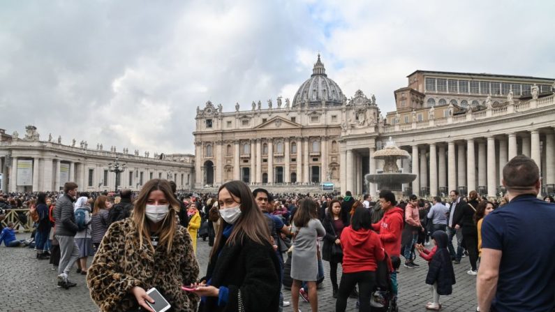 Turistas usan protección al visitar la Plaza de San Pedro antes del rezo semanal del Ángelus del Papa el 2 de febrero de 2020 en el Vaticano. (ANDREAS SOLARO/AFP vía Getty Images)