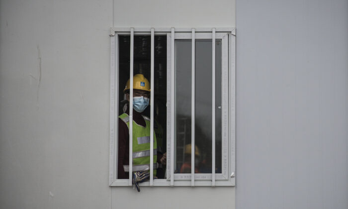 Los trabajadores continúan construyendo el Hospital Wuhan Huoshenshan en la ciudad de Wuhan, China, el 2 de febrero de 2020 en respuesta al brote de coronavirus y con una capacidad de 1000 camas. (Getty Images)