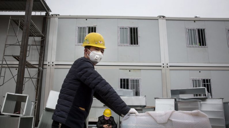 Trabajadores en el proceso de construcción del Hospital de Wuhan Huoshenshan, el 2 de febrero de 2020 en Wuhan, China. (Foto de Getty Images)
