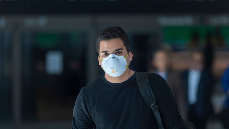 Los viajeros llegan a la Terminal Internacional Tom Bradley de LAX con máscaras médicas para protegerse del nuevo brote de coronavirus del 2 de febrero de 2020 en Los Ángeles, California. (Foto de David McNew/Getty Images)
