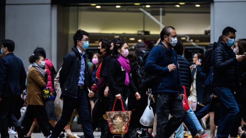 Peatones llevan máscaras faciales cuando cruzan una calle en Hong Kong el 3 de febrero de 2020. (ANTHONY WALLACE/AFP vía Getty Images)