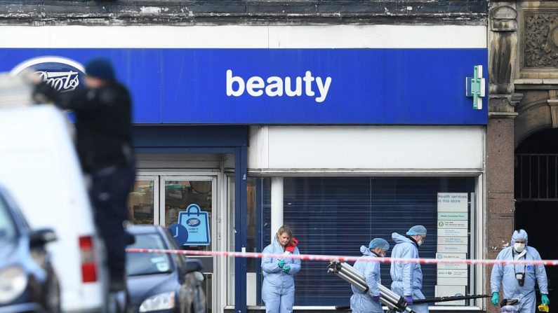 La policía forense trabaja fuera de una tienda de Boots en Streatham High Road en el sur de Londres el 3 de febrero de 2020, después de que la policía matara a un hombre a tiros el 2 de febrero, tras recibir informes de que había apuñalado a dos personas. (DANIEL LEAL-OLIVAS/AFP vía Getty Images)
