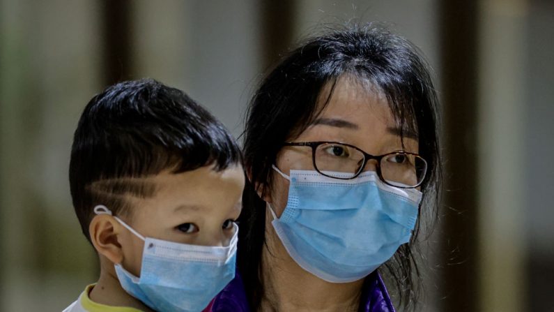Una mujer china y su hijo, cuyo vuelo a Shangai fue cancelado después de que el gobierno filipino impusiera restricciones de viaje hacia y desde China en medio del brote del Coronavirus de Wuhan, el 3 de febrero de 2020 en Manila (Filipinas). (Ezra Acayan/Getty Images)