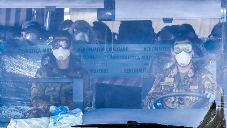 Un autocar militar que transporta a ciudadanos italianos (Trasero) repatriados de Wuhan, sale del aeropuerto militar Mario De Bernardi en Pratica di Mare, al sur de Roma, el 3 de febrero de 2020 después de aterrizar de China, para ser puesto en cuarentena en el cercano centro de Cecchignola. (Foto de ANDREAS SOLARO/AFP vía Getty Images)
