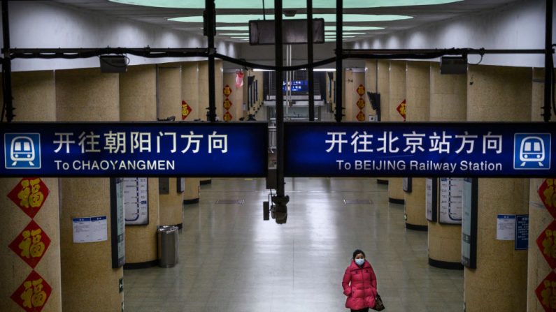 Una mujer china usa una máscara protectora mientras espera en una plataforma vacía del metro durante la hora pico de la tarde del 3 de febrero de 2020 en Beijing, China. (Kevin Frayer/Getty Images)