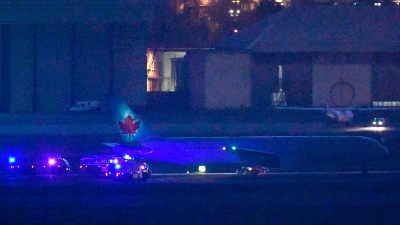 Un avión Boeing 767 de Air Canada realiza un aterrizaje de emergencia en el aeropuerto de Madrid-Barajas Adolfo Suárez el 03 de febrero de 2020 en Madrid, luego de un problema técnico pocas horas después de despegar del aeropuerto Barajas. (JAVIER SORIANO / AFP / Getty Images)