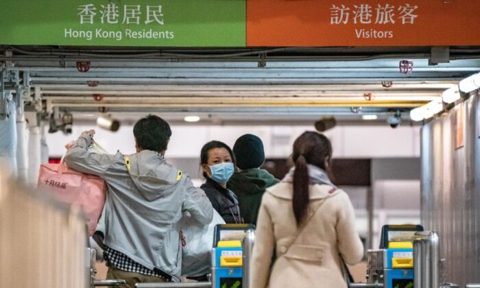 Entrada de la estación MTR Lo Wu, donde uno de los puestos de control fronterizos del gobierno de Hong Kong anunció el cierre, el 3 de febrero de 2020. (Anthony Kwan/Getty Images)