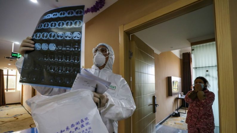 Fallece un italiano de 78 años entre los contagiados por el coronavirus. (Imagen ilustrativa por STR/AFP via Getty Images)