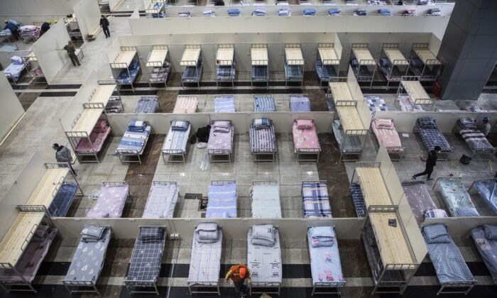Los trabajadores siguen preparando camas en el Centro Internacional de Conferencias y Exposiciones de Wuhan en Wuhan, China, el 4 de febrero de 2020. (Getty Images)