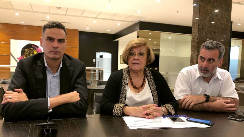 La delegación de la Comisión Interamericana de Derechos Humanos (CIDH), el Secretario Ejecutivo (i) Paulo Abrão, la Comisionada Esmeralda Arosemena Troitiño (c) y el Relator Especial para la Libertad de Expresión, Edison Lanza (d) habló con la prensa en la ciudad de Panamá (Panamá) el 4 de febrero de 2020. (IVAN PISARENKO / AFP / Getty Images)