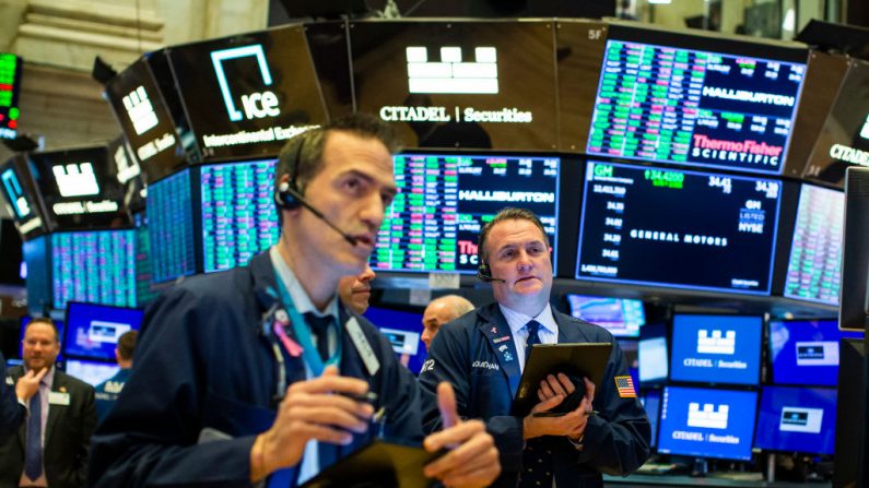 Inversionistas trabajan en el piso de la Bolsa de Valores de Nueva York (NYSE) el 4 de febrero de 2020 en la ciudad de Nueva York. (Eduardo Muñoz Álvarez/Getty Images)