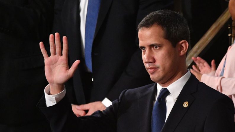 El presidente encargado venezolano, Juan Guaidó (c), saluda mientras es reconocido por el presidente de los Estados Unidos, Donald Trump, durante su discurso sobre el estado de la Unión en el Capitolio de los Estados Unidos en Washington, DC, el 4 de febrero de 2020. (MANDEL NGAN / AFP / Getty Images)