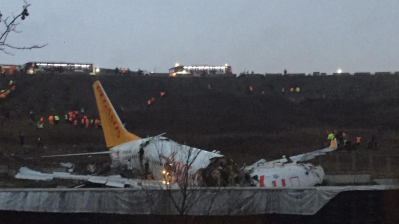 Esta imagen tomada el 5 de febrero de 2020 muestra un avión Boeing 737 de la aerolínea Pegasus después de que se deslizara fuera de la pista en el aeropuerto Sabiha Gokcen de Estambul (Turquía). (MUHAMMED DEMIR / AFP / Getty Images)