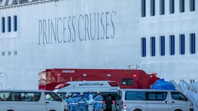 Trabajadores de los servicios de emergencia, vestidos con ropa de protección, se preparan para sacar a las víctimas del coronavirus del crucero Diamond Princess mientras está atracado en el muelle Daikoku. (Carl Court/Getty Images)