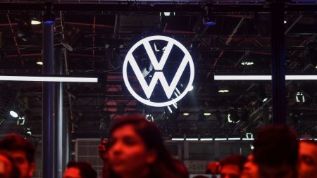 Volkswagen retrasa reapertura de plantas productivas por coronavirus y pospone muestra de automóviles