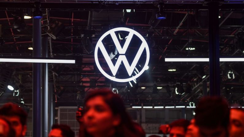 El logo de Volkswagen se ve sobre el público en la Auto Expo 2020 en Greater Noida, en las afueras de Nueva Delhi, el 6 de febrero de 2020. (SAJJAD HUSSAIN/AFP vía Getty Images)