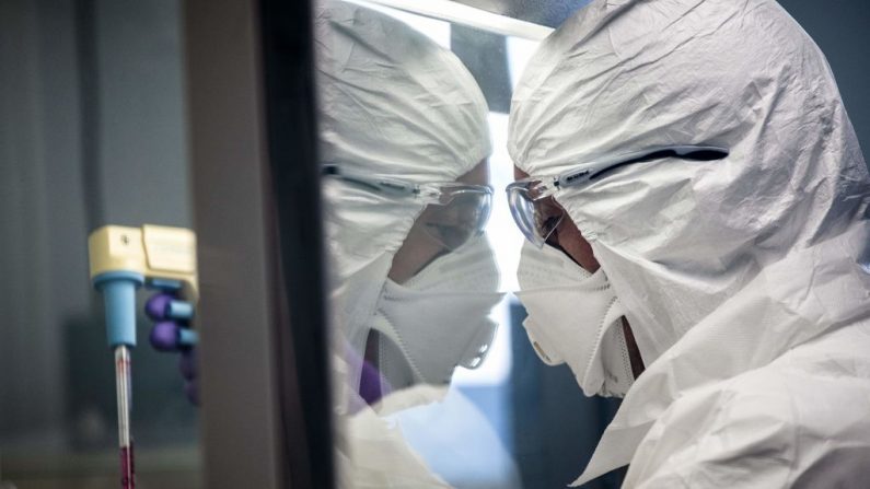 Un científico trabaja en el laboratorio de la universidad VirPath, clasificado como nivel de seguridad "P3", el 5 de febrero de 2020. (Imagen de contexto de JEFF PACHOUD/AFP vía Getty Images)
