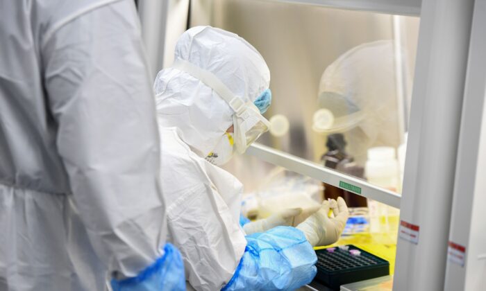 Un técnico de laboratorio trabaja con muestras de personas para determinar si portan el nuevo coronavirus en el laboratorio "Fire Eye" en Wuhan, China, el 6 de febrero de 2020. (STR/AFP vía Getty Images)