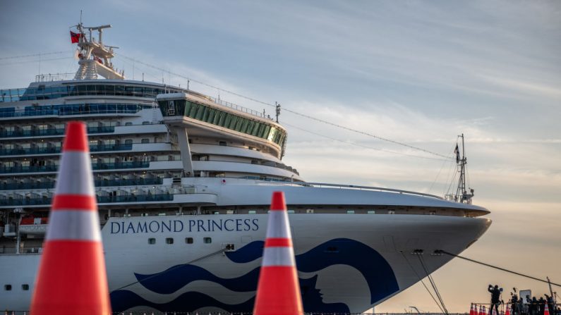 El crucero Diamond Princess está atracado en el muelle Daikoku, donde se está reabasteciendo y se están tomando los casos de coronavirus recién diagnosticados para su tratamiento, el 7 de febrero de 2020 en Yokohama, Japón. (Carl Court/Getty Images)