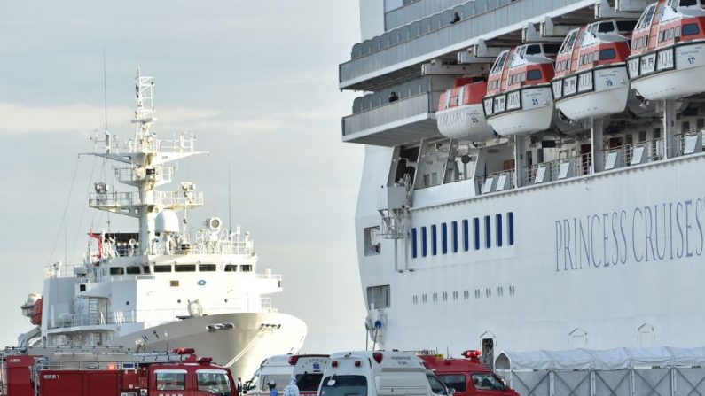 El personal vestido con equipo de protección y encargado de atender a los pacientes sospechosos a bordo del crucero Diamond Princess se prepara para realizar un traslado en la Terminal de Cruceros del Muelle Daikoku en Yokohama el 7 de febrero de 2020, ya que más de 3700 personas permanecen en cuarentena a bordo debido a los temores del nuevo coronavirus. (KAZUHIRO NOGI/AFP a través de Getty Images)