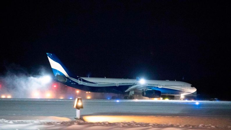 Un avión que transportaba a 176 ciudadanos canadienses desde el centro del nuevo brote mundial de coronavirus en Wuhan, China, aterriza en el CFB Trenton, en Trenton, Ontario (Canadá), el 7 de febrero de 2020. (JUSTIN TANG / prensa canadiense / AFP / Getty Images)